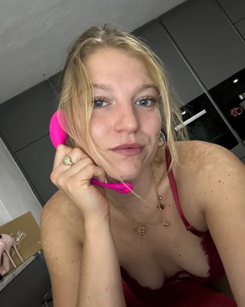 Aylina heiße junge Blondine im Cam2Cam Flirtchat mit Fotos