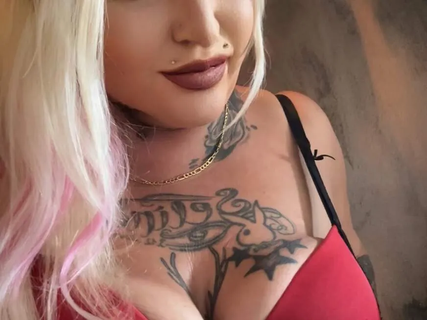 Dekolleté Tattoo CoraCore im Flirt Chat